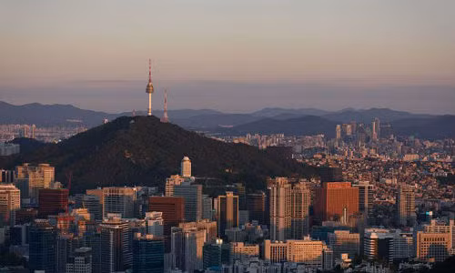 Nhắc đến những ngọn núi đẹp nhất thế giới không thể bỏ qua Namsan, tại Seoul, Hàn Quốc. Cao gần 300 mét, Namsan là trái tim và bộ mặt của thủ đô Seoul. Người ta đồn rằng vẻ đẹp nên thơ của phong cảnh nơi đây khiến hàng đàn sếu xanh huyền thoại tìm đến nghỉ ngơi.