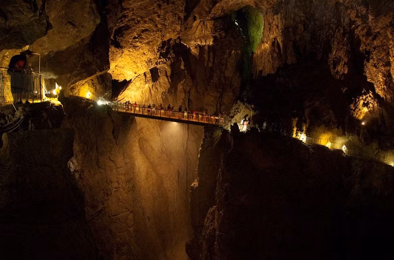 Xứ sở Nam Âu này còn sở hữu một hệ thống các hang đá vôi Škocjan. Các hang này nằm trong khu vườn rộng 413 ha thuộc thị xã Divača. Đây là một trong những nơi để nghiên cứu về hiện tượng phong hóa đá vôi nổi tiếng nhất thế giới và là khu ẩm ướt dưới lòng đất lớn nhất thế giới. Ảnh: Viladane.com.