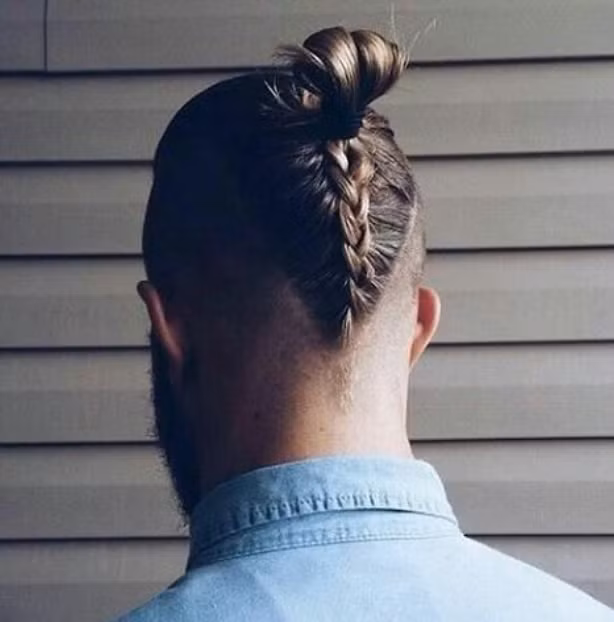 Bản mix giữa hai mốt tóc cổ điển này đã góp phần làm cho các chàng trai trở nên cá tính hơn nhưng vẫn giữ được chất đàn ông, phong trần trong con mắt của phái đẹp. Ảnh: Instagram zamhaairstudio.