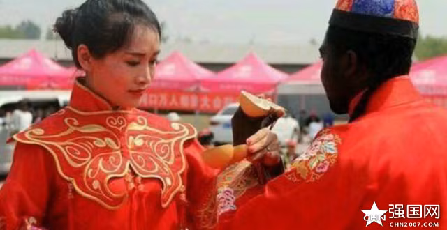 Mới đây, truyền thông Trung Quốc đang xôn xao đưa tin về hôn lễ của một thiếu gia phú nhị đại đến từ Nam Phi và cô dâu Trung Quốc. Được biết, cha của vị công tử này là đại gia có tiếng trong ngành khai thác kim cương.