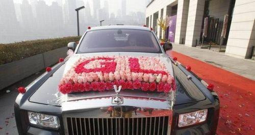 Với gia thế cực khủng nên quà cưới của đại gia châu Phi cho nhạc phụ, nhạc mẫu là chiếc Phantom Rolls-Royce và vài chiếc siêu xe thể thao cùng rất nhiều vàng bạc thật chẳng thấm vào đâu so với khả năng tài chính của anh chàng.