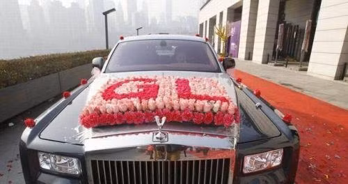 Với gia thế cực khủng nên quà cưới của đại gia châu Phi cho nhạc phụ, nhạc mẫu là chiếc Phantom Rolls-Royce và vài chiếc siêu xe thể thao cùng rất nhiều vàng bạc thật chẳng thấm vào đâu so với khả năng tài chính của anh chàng.