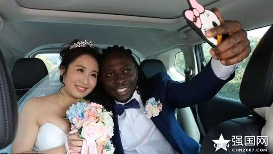 Sau khi kết hôn, đôi vợ chồng trẻ có dự định sẽ ở lại sinh sống và làm việc tại Trung Quốc.