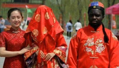 Được biết, chú rể gặp cô dâu trong một lần đi cùng cha đến Trung Quốc để khảo sát thị trường.