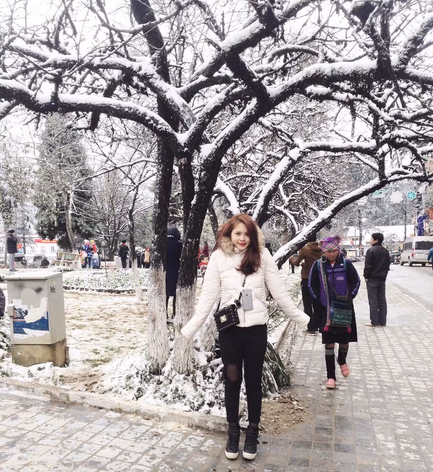 Những năm gần đây, thị trấn này thường xuyên có tuyết rơi, thu hút rất đông du khách từ các tỉnh thành khác tới trải nghiệm. Chính vì thế, Sa Pa được mệnh danh là địa điểm đón rét tuyệt nhất miền Bắc. Ảnh: Facebook Hạ Ngân.