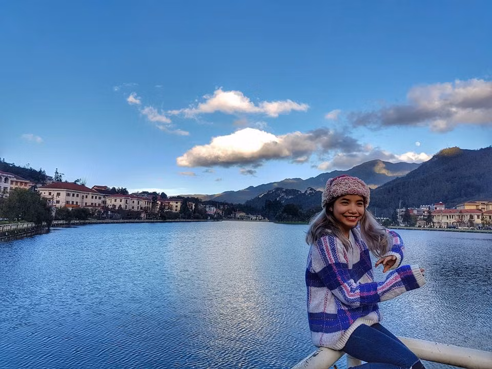 Sa Pa Sa Pa là một thị trấn vùng cao thuộc huyện Sa Pa, tỉnh Lào Cai, nằm cách thủ đô Hà Nội 376 km về phía tây bắc. Mặc dù nằm ở miền bắc Việt Nam, lẽ ra mang khí hậu nhiệt đới ẩm, nhưng do nằm gần chí tuyến và địa hình cao nên Sa Pa có khí hậu cận nhiệt đới ẩm, ôn đới, không khí mát mẻ quanh năm. Ảnh: Facebook Bi An Nguyen.