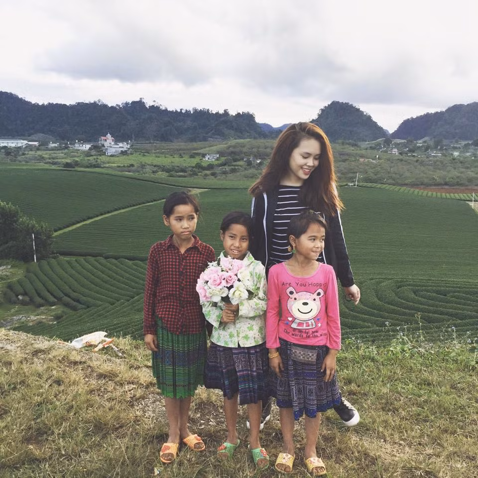 Vào thời điểm khoảng cuối tháng 10 – đầu tháng 11, thời tiết trở nên lạnh giá, bầu trời u ám hơn không còn cao xanh vời vợi nhưng đây mới thực sự là mùa đẹp nhất của Mộc Châu, thu hút một lượng lớn khách du lịch đổ về đây mùa này. Ảnh: Facebook Hạ Ngân.