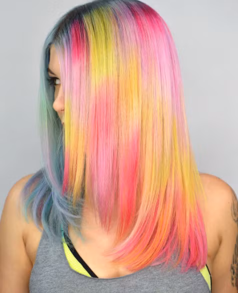 Kiểu tóc Lisa Frank cũng mang lại cho các cô nàng sự quyến rũ kỳ ảo. Các line tóc sẽ không còn đơn giản là chỉ một line một màu. Giờ đây, mỗi line tóc sẽ là rất nhiều màu.