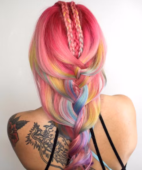 Kiểu tóc này thường được nhuộm bởi 7 màu sắc: tím, hồng, cam, vàng, xanh, xanh bạc hà và bạc. Điểm đặc biệt là ở xu hướng này là dùng các màu sắc nhạt. Đây cũng là kiểu tóc hoàn hảo cho những trang phục trắng hoặc ánh kim. 