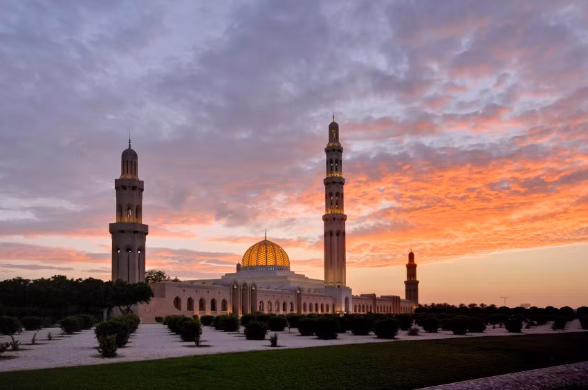 Oman nằm ở Đông Nam bán đảo Ả Rập có khí hậu nóng và lượng mưa rất ít. Đất nước này rất giàu có và cởi mở với du khách hơn hầu hết các quốc gia hồi giáo khác. Ảnh: Ahmed Al-Shukaili/ Getty Images/ Lonely Planet.