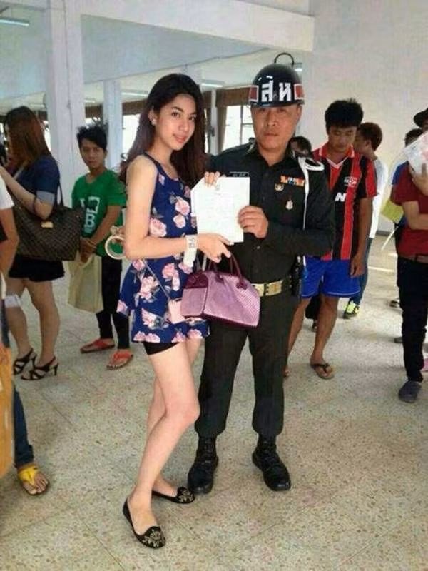 Sau buổi khám tuyển, các "anh chàng" này sẽ được cấp cho một tờ giấy miễn nghĩa vụ quân sự. Theo luật Thái, với những thanh niên đủ sức khoẻ và điều kiện nhập ngũ mà không tình nguyện sẽ phải thực hiện bốc thăm.