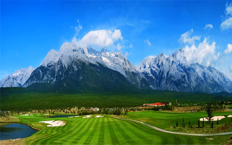 Từ điểm dừng cuối cùng, nhìn lên đỉnh cao nhất của Ngọc Long Tuyết Sơn, cảm giác về một đỉnh núi tuyết khổng lồ từ từ tan biến. Phần bạc trắng trên đỉnh mà từ Lệ giang có thể nhìn rất rõ chỉ là những mảng đá vụn bị gió, mưa, sức nóng và cái lạnh run người bào mòn hàng trăm năm nay từ những đỉnh đá xám nhọn.