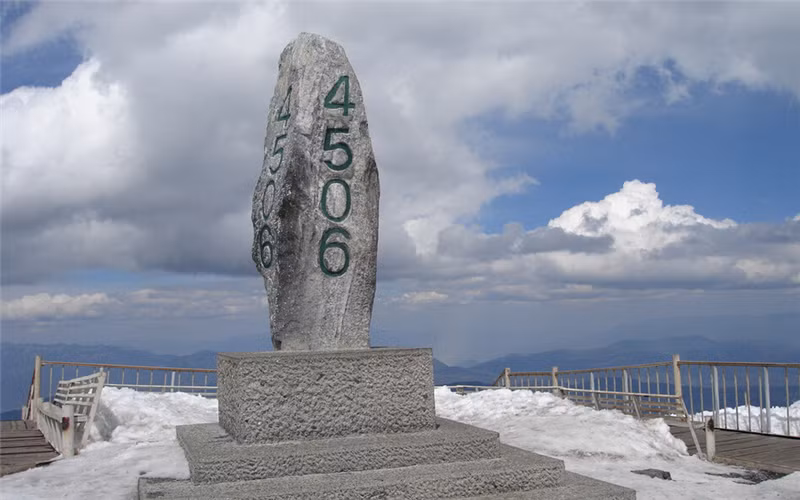 Đứng ở độ cao 4506 m, bạn sẽ được nhìn thấy dòng thác băng đổ từ đỉnh núi, cao chừng vài chục mét. Sông băng này nằm khuất trong phần ánh nắng mặt trời không chiếu tới nên nước không bị tan ra. Trên những vùng đất cao này, nhiều chỗ có ánh mặt trời thì nhiệt độ có thể lên đến 10-15 độ nhưng phần khuất có thể là âm độ.