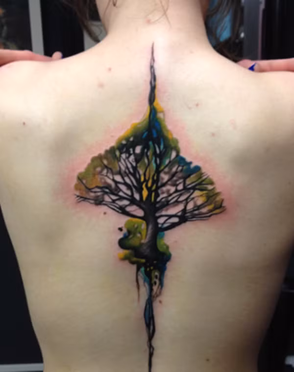 Một hình xăm phá cách với chiếc cây được vẽ bằng màu nước.