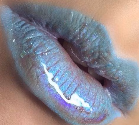 Năm nay, một trào lưu mới đang bùng nổ trên mạng xã hội Instagram với tên gọi: son bóng holographic. Ảnh: Sigma Beauty.