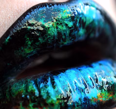 Mặc dù trông có vẻ phức tạp nhưng thật ra, chỉ với một lần quẹt son, bạn đã có làn môi Holographic đúng nghĩa. Bạn cũng có thể đánh nhiều lớp son với nhiều màu khác nhau để tạo hiệu ứng, cho bờ môi vẻ căng mọng, gợi cảm. Ảnh: Instagram nah_melo.