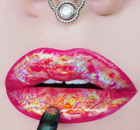 Còn có một dạng nữa là màu neon giúp phản xạ lại nhiều bước sóng mắt người thấy hơn nhờ chuyển đổi bộ phận tia cực tím sang quang phổ chúng ta nhận biết. Bạn sẽ cảm nhận được một màu sắc mạnh mẽ và dữ dội hơn. Ảnh: Instagram 1500px.