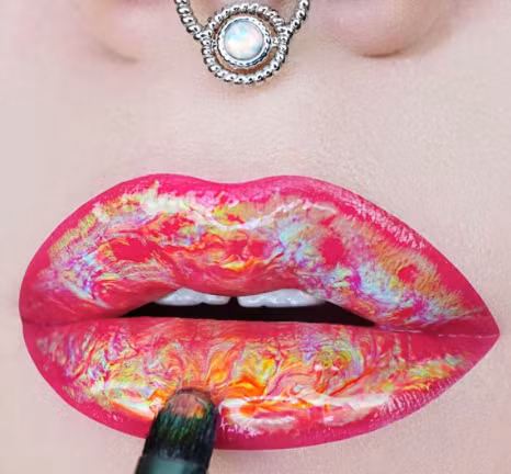 Còn có một dạng nữa là màu neon giúp phản xạ lại nhiều bước sóng mắt người thấy hơn nhờ chuyển đổi bộ phận tia cực tím sang quang phổ chúng ta nhận biết. Bạn sẽ cảm nhận được một màu sắc mạnh mẽ và dữ dội hơn. Ảnh: Instagram 1500px.