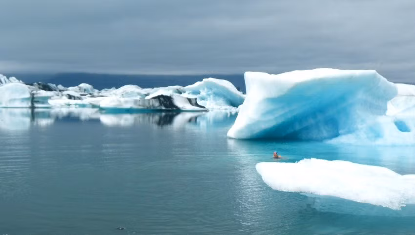 Nhiều du khách cũng đến đây vì cho rằng, tắm trong băng giá là một phần trong bộ môn Yoga hơn là môn thể thao.
