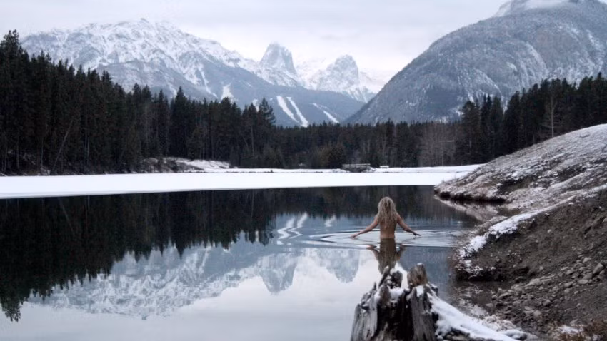 Snowdonia - một vùng núi ở miền bắc xứ Wales, Anh Quốc: là một công viên quốc gia có diện tích 2.130 km2 và cũng là một trong những địa điểm để tắm lạnh được dân du lịch ưa thích nhất. 