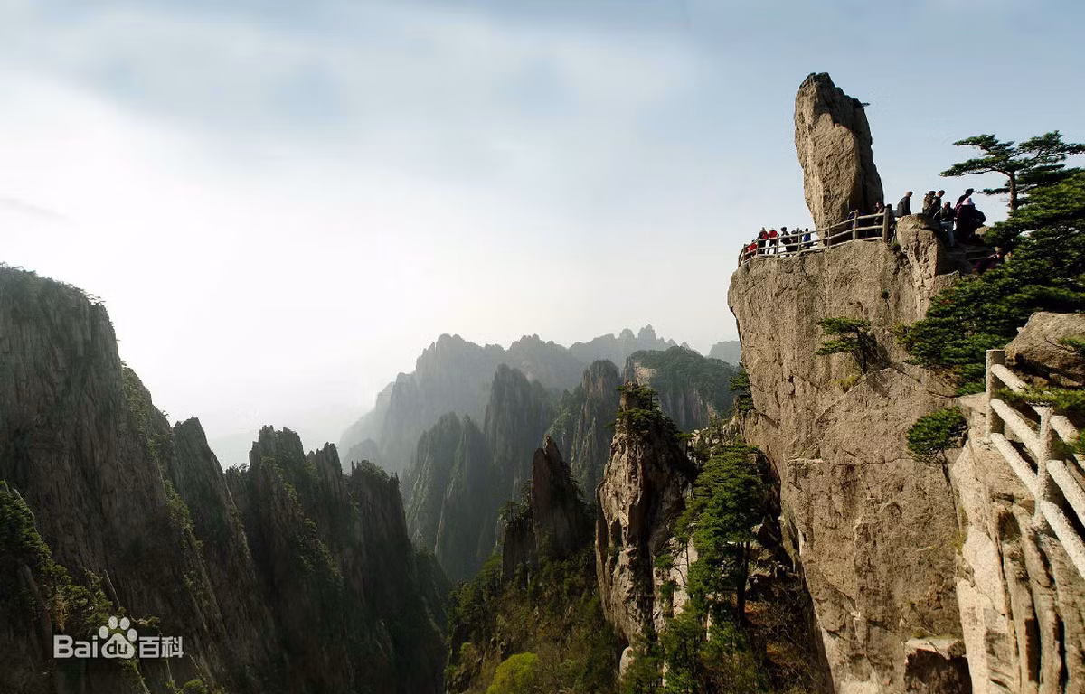 Hoàng Sơn với nhiều ngọn núi cao chọc trời, vách đá hiểm trở, dưới chân núi là thung lũng sâu hun hút. Tới đây, du khách sẽ thấy rất nhiều “quái thạch” bởi những hòn đá, tảng đá đều có hình thù kỳ dị. Ảnh: Baike.
