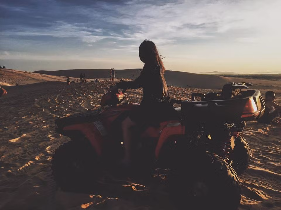 Đồi Hồng Mũi Né cũng có rất nhiều các dịch vụ du lịch cho khách như xe bốn bánh chạy trên cát. Tuy nhiên dịch vụ này có giá khá đắt, khoảng 350.000 VNĐ/ 20 phút. Ảnh: Facebook Lê Hiền Thu.