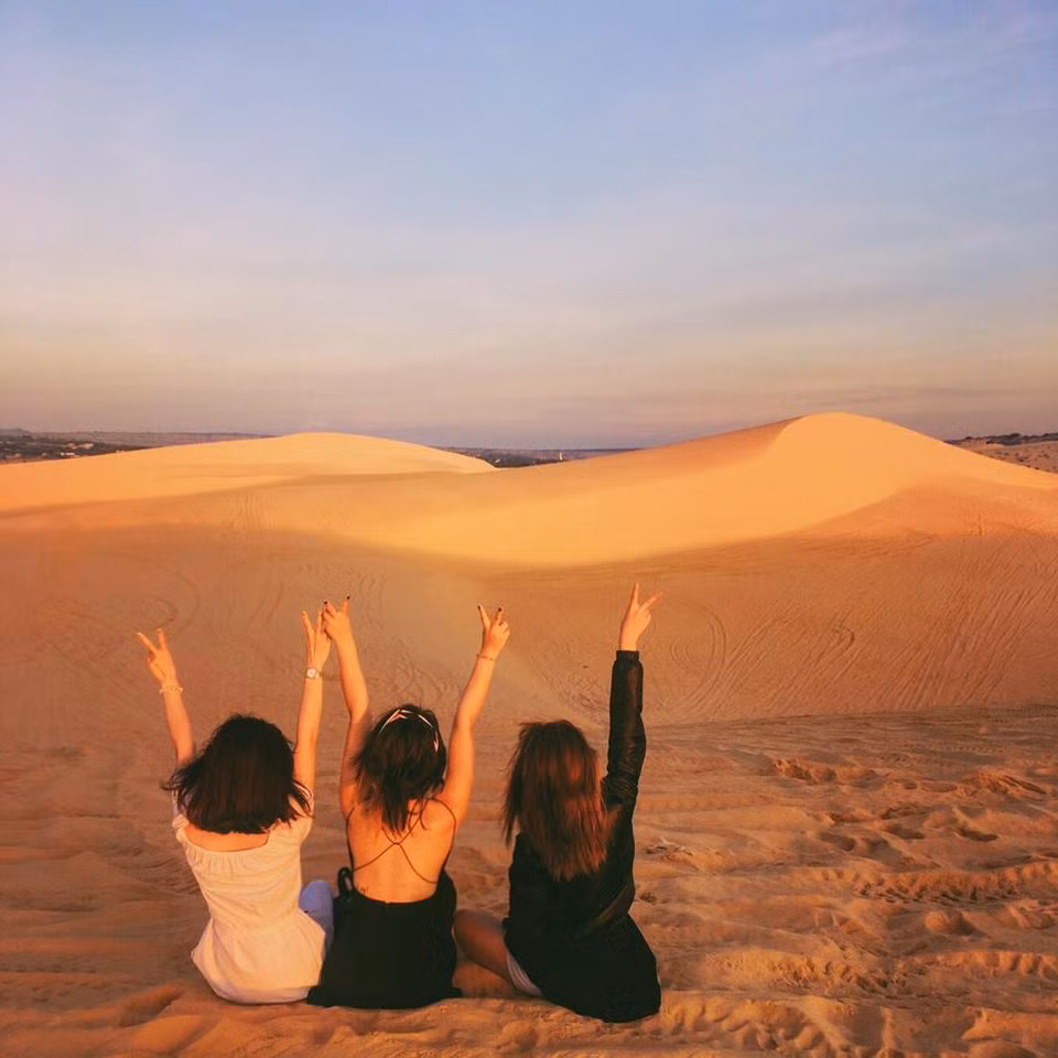 Bên cạnh đó, màu sắc của cát còn thay đổi do kiến tạo tạo nên những mảng màu sắc đan xen như Đồi Cát Vàng, Đồi Cát Hồng...tạo nên một bức tranh sống động tuyệt vời. Ảnh: Facebook Lê Hiền Thu.