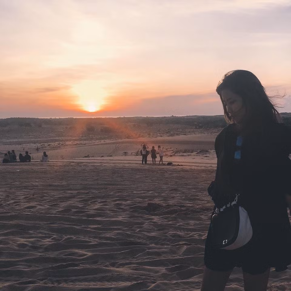 Nơi đây có sự hài hòa giữa màu vàng của cát, màu óng của nắng và màu xanh thẳm của biển tạo cảm giác ấm áp và trong lành, thu hút rất nhiều du khách. Ảnh: Facebook Lê Hiền Thu.