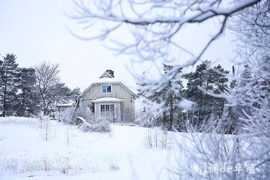 Tuyết bắt đầu bao phủ toàn bộ lãnh thổ xứ sở ngàn hồ sau khi mùa đông bắt đầu khoảng 2 tuần. Tuyết rơi nhiều nhất là vào khoảng giữa tháng Ba với độ dày từ 60-90 cm, tại phía đông và phía bắc và khoảng 20-30 cm ở phía tây nam Phần Lan.