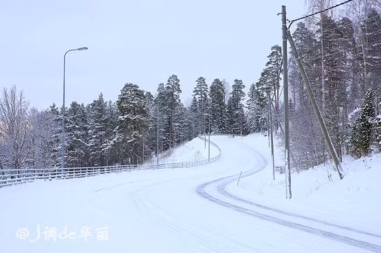 Không chỉ thế, Phần Lan còn là một trong những quốc gia có mật độ tuyết rơi dày đặc nhất thế giới. Chính vì vậy, khi du lịch Phần Lan, du khách cũng thường chọn đi vào thời điểm mùa đông lạnh giá.