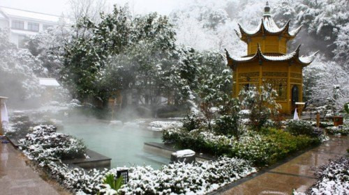 Một điều tuyệt vời nữa khi đến đây là suối nước nóng. Các suối nước nóng trong khu vực này nằm tại chân đỉnh Mây Tím. Nước suối duy trì ở nhiệt độ khoảng 45 °C quanh năm. Ảnh: Ctrip.com.