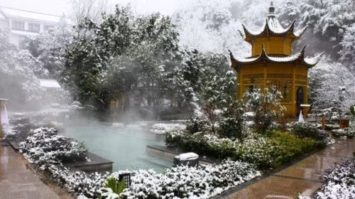 Một điều tuyệt vời nữa khi đến đây là suối nước nóng. Các suối nước nóng trong khu vực này nằm tại chân đỉnh Mây Tím. Nước suối duy trì ở nhiệt độ khoảng 45 °C quanh năm. Ảnh: Ctrip.com.