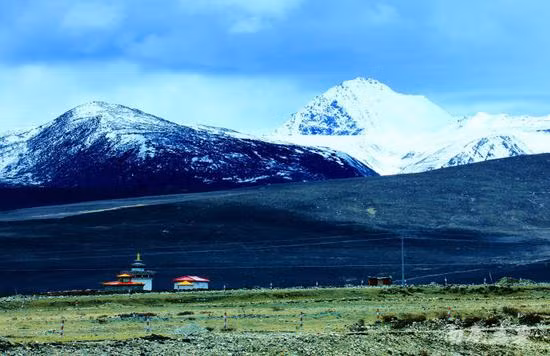 Các khu vực cao nguyên được tô điểm bởi những tòa lâu đài Tây Tạng và một số lượng vô hạn của bò Tây Tạng mãn nhãn.