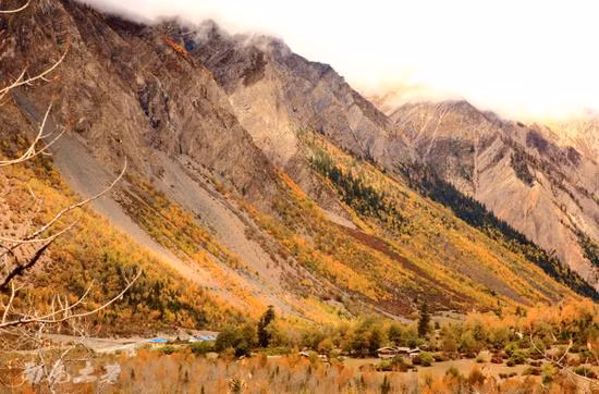 Hành trình Tây Tạng chắc chắn sẽ khiến du khách phải choáng ngợp trước khung cảnh thiên nhiên tươi đẹp mặc dù đầy rẫy nguy hiểm với các nguy cơ sạt lở đất.