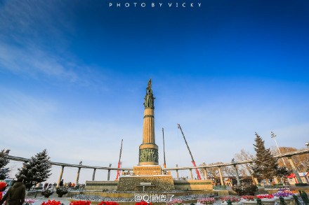 Không chỉ nổi bật với nhà thờ, các con phố, tượng đài ở thành phố này cũng mang âm hưởng của phương Tây một cách rõ rệt.