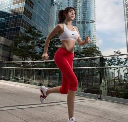 Cô nàng cũng thường xuyên xuất hiện trong quảng cáo của các thương hiệu thời trang lớn. Đường cong quyến rũ chết người của cô giáo thể dục đẹp nhất Đài Loan khiến các đấng mày râu chao đảo.