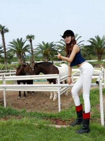 Nhờ thân hình đẹp và khuôn mặt thanh tú, cô giáo thiên thần này đã khiến các nam sinh không ngừng liếc trộm.