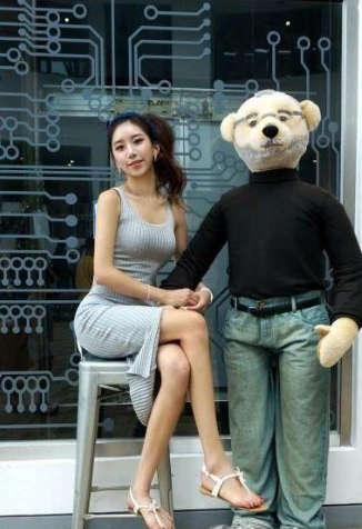 Không chỉ rạng ngời và khoẻ khoắn trong các bộ đồ thể thao, cô nàng còn vô cùng yểu điệu, kiều diễm trong trang phục nữ tính.