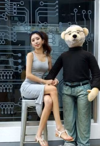 Không chỉ rạng ngời và khoẻ khoắn trong các bộ đồ thể thao, cô nàng còn vô cùng yểu điệu, kiều diễm trong trang phục nữ tính.