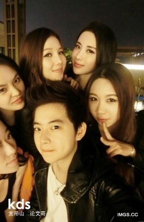 Đi đến bất kỳ đâu, cậu cũng được các chân dài sở hữu diện mạo vạn người mê tháp tùng và chăm sóc tận tình.