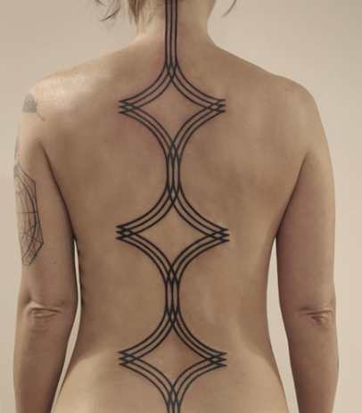 Một thiết kế hình xăm độc đáo ở cột sống theo phong cách Roxx.