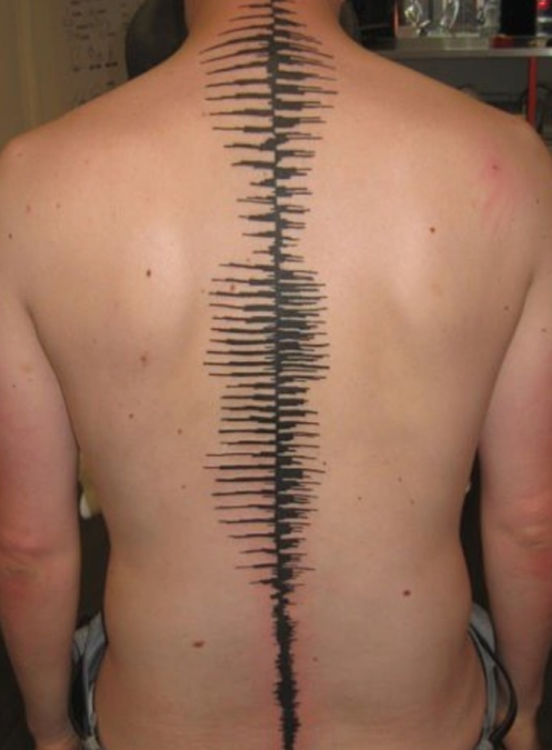 Một hình xăm lấy cảm hứng từ sóng âm trên cột sống.