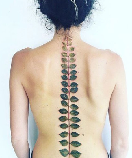 Một hình xăm ở cột sống được lấy cảm hứng từ cây lá.