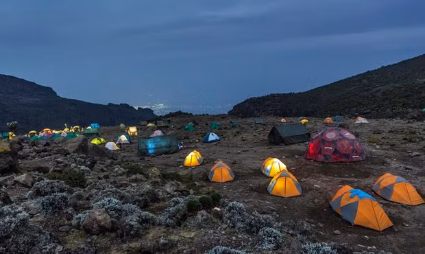 Chi phí cho chuyến hành trình trekking này khá đắt đỏ. Phụ thuộc vào số ngày, quy mô nhóm, danh tiếng của nhà điều hành, chất lượng thiết bị thực phẩm, số lượng và kinh nghiệm của các hướng dẫn viên và nhân viên khuân vác, và các tiện ích như đêm vận chuyển và khách sạn. Ảnh: Alamy.