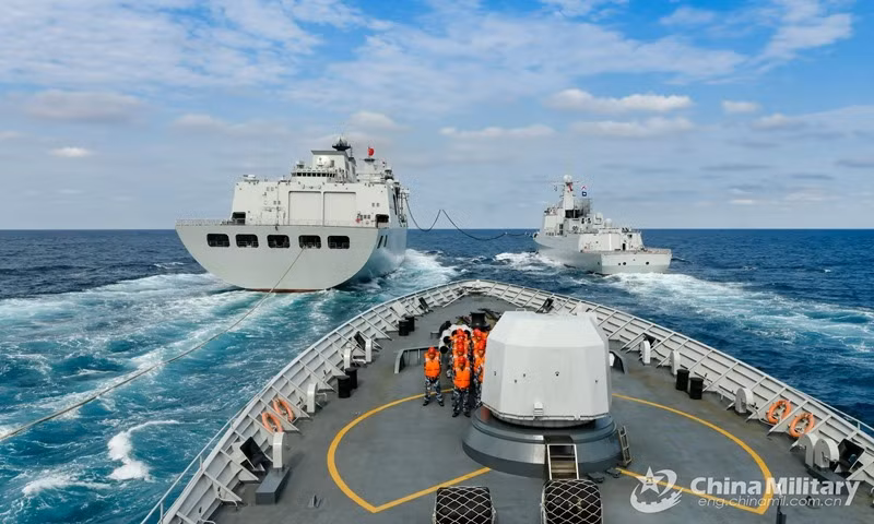 Ngoài ra, tàu khu trục lớp 052DL có sân đỗ để đáp và chuyên chở trực thăng Harbin Z-20.