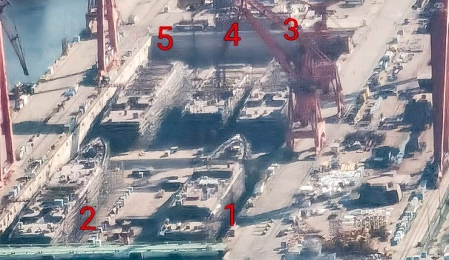 Hình ảnh 5 tàu chiến được cho là đang trong quá trình hoàn thiện tại nhà máy đóng tàu Đại Liên, tỉnh Liêu Ninh, trong đó ít nhất có 2 tàu được cho là tàu khu trục hạm mang tên lửa dẫn đường.