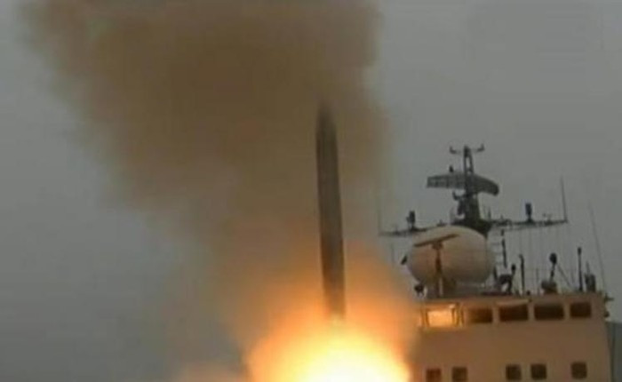 Một loạt hệ thống radar tối tân được trang bị trên tàu gồm radar mảng pha quét điện tử chủ động (AESA) Type 346A, radar tìm kiếm đối hải tầm thấp H/LJQ-364, radar tìm kiếm tầm xa H/LJQ-366 cùng radar tìm kiếm trên không H/LJQ-517B và các radar kiểm soát hỏa lực.