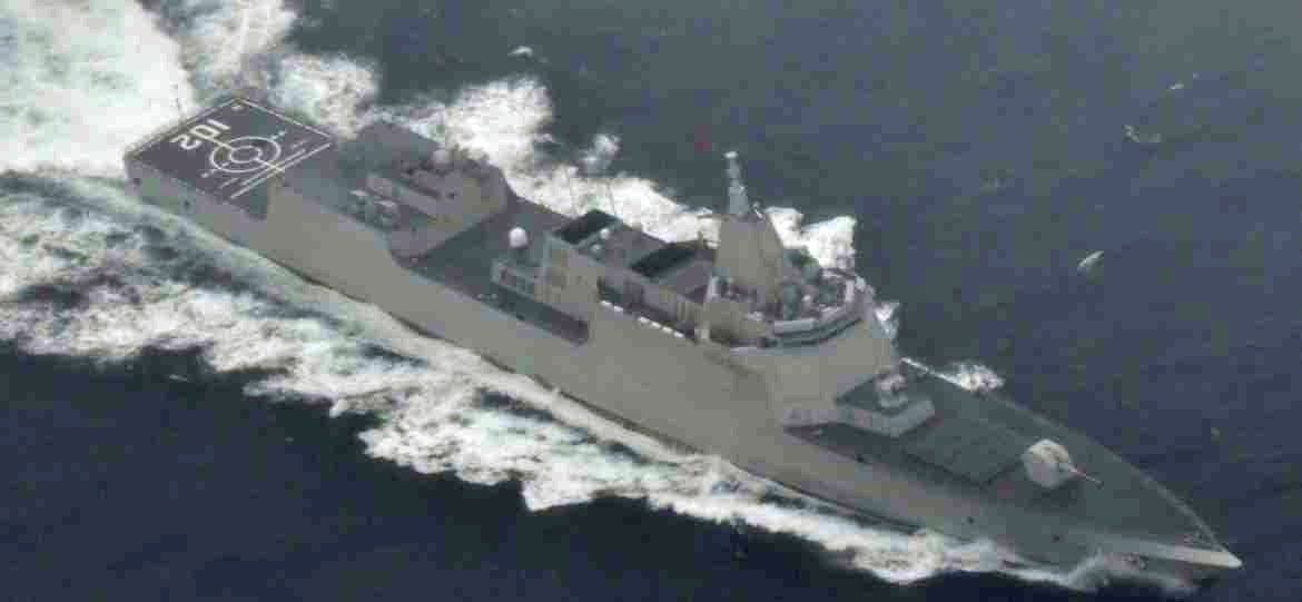 Tàu lớp 052D được trang bị hệ thống vũ khí điện tử tích hợp, và được coi là một đối thủ nặng ký với các tàu khu trục lớp Arleigh Burke của Hải quân Mỹ. Hiện Hải quân Mỹ đang sở hữu 70 tàu lớp Arleigh Burke.