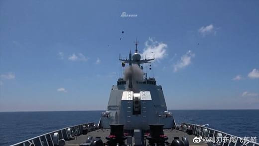 Điển hình, tàu khu trục Type 052D lớp Luyang III được trang bị 64 ống phóng tên lửa thẳng đứng, mỗi ống phóng chứa 1 – 4 tên lửa. Ngoài các tên lửa YJ-18, tàu khu trục tên lửa dẫn đường Type 052D còn được trang bị các tên lửa đất đối không HQ-9.