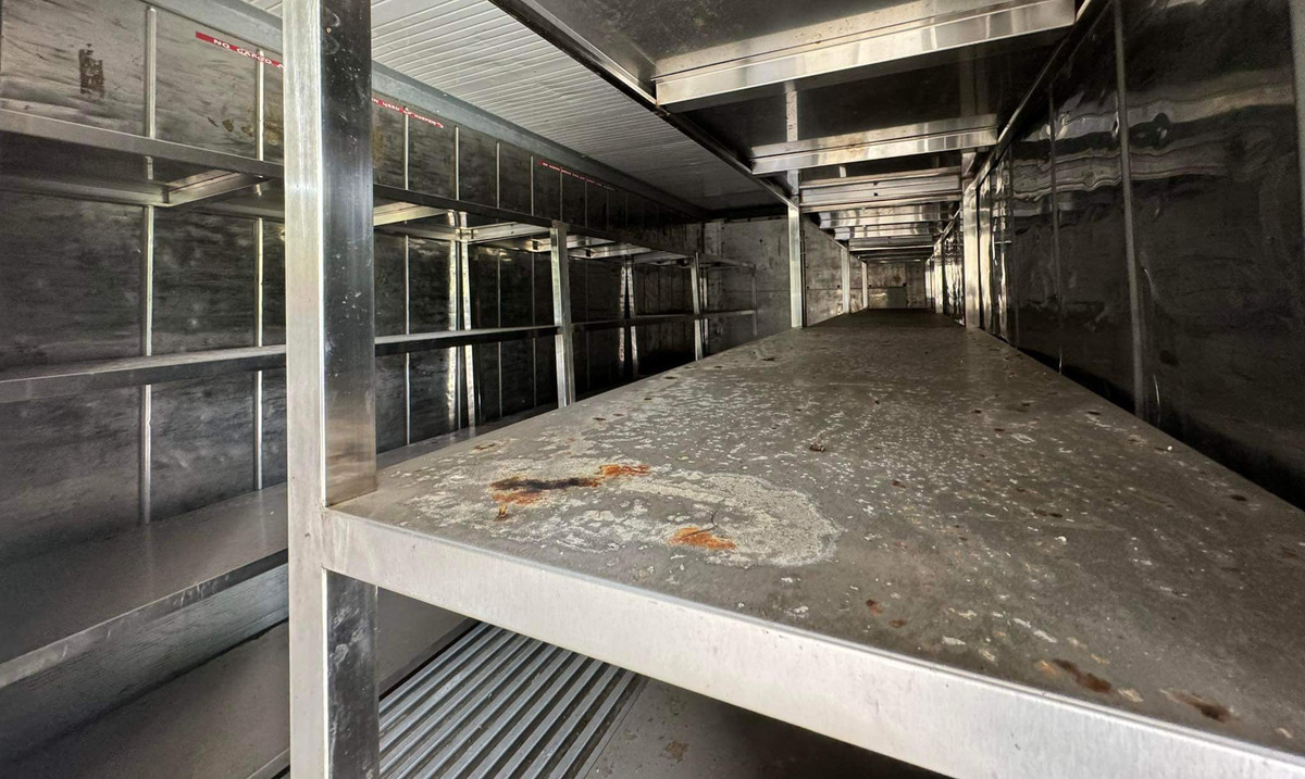 Sau khi thắp nhang tưởng niệm các nạn nhân COVID-19, PV tiếp tục được bảo vệ dẫn đi tham quan bên trong bệnh viện. Đây là những thùng container lạnh chứa thi thể các nạn nhân tử vong vì COVID-19 trong thời gian chờ đưa đi hoả táng.